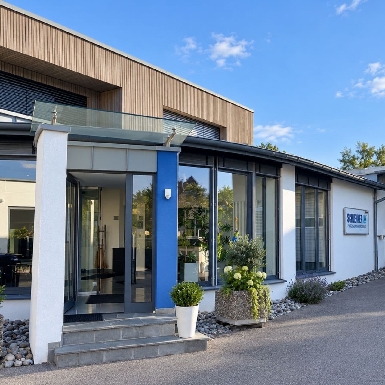 Firmengebäude der Werkzeugschleiferei Schlenker in Böbingen mit Eingang und Firmenschild