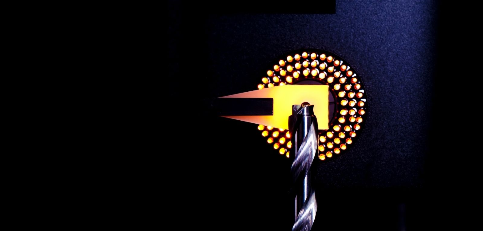 PKD-Bohrer vor dem Ringlicht der optischen Messmaschine