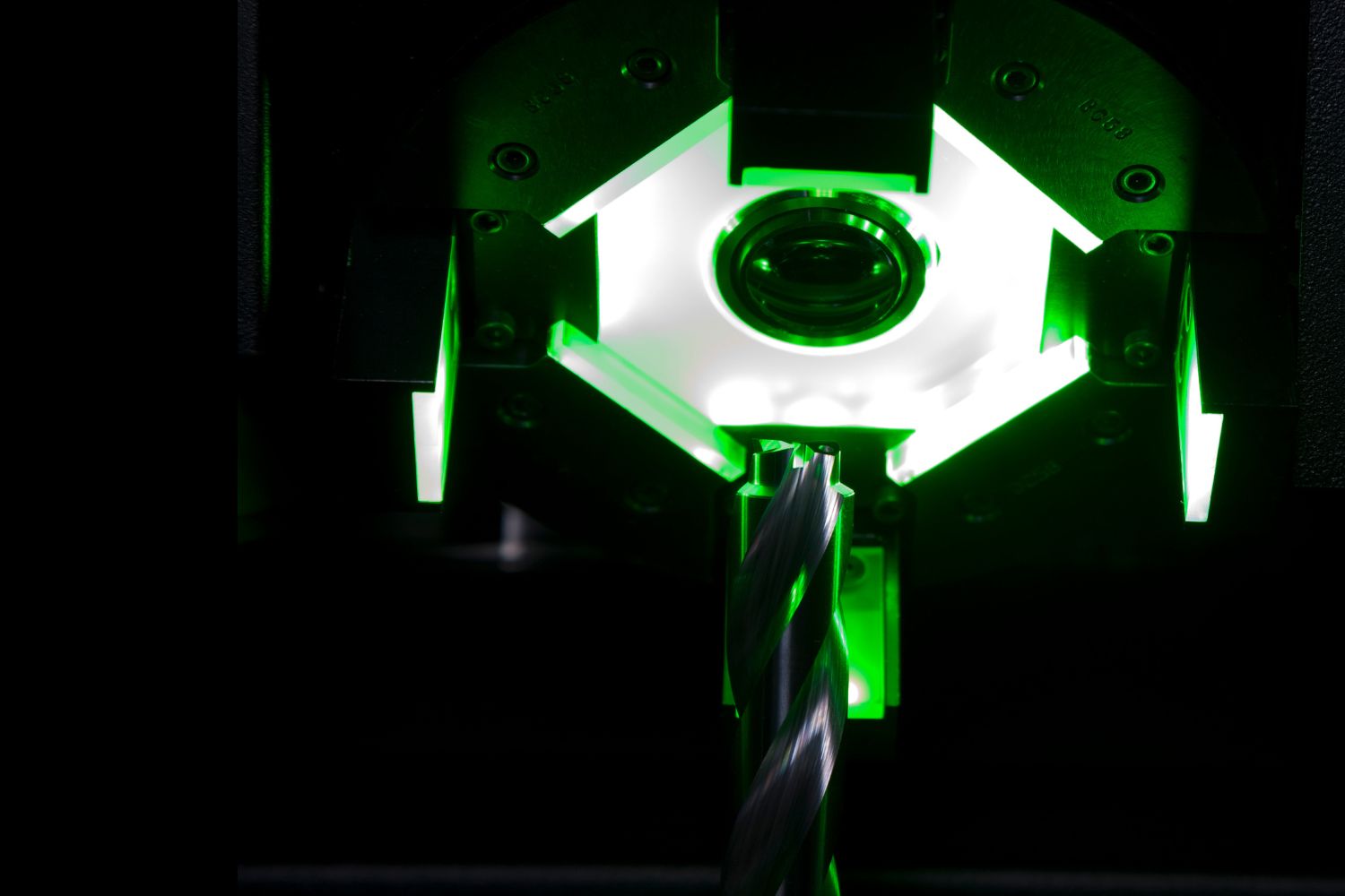PKD-Werkzeug in der optischen Messmaschine unter Grünlicht